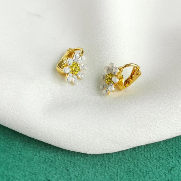 New Kate Spade Gold Ear Clip Earrings - Dazzling Daisy - Picture 2 of 3